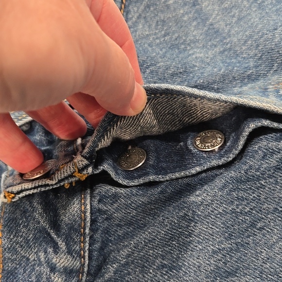 LEVI'S PREMIUM 501 BUTTON FLY BIG E RAW HEM JEAN SHORTS. SIZE 25. - Picture 9 of 9